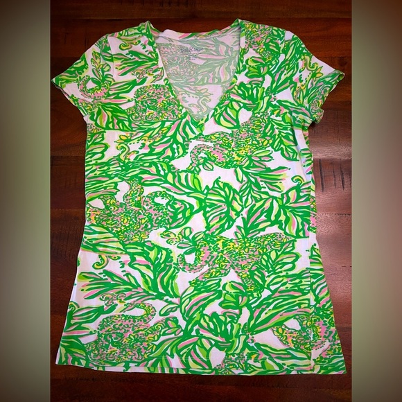 Lilly Pulitzer V-neck T-shirt In Seeing Elephants Green & Pink Print - Picture 1 of 2